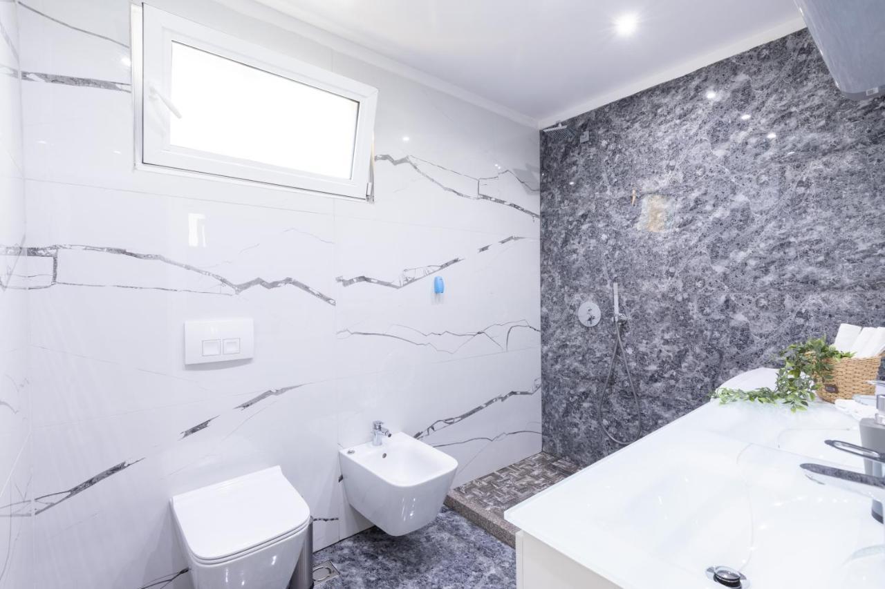 Exclusive 2 Bedrooms Apartment Tiranë Luaran gambar